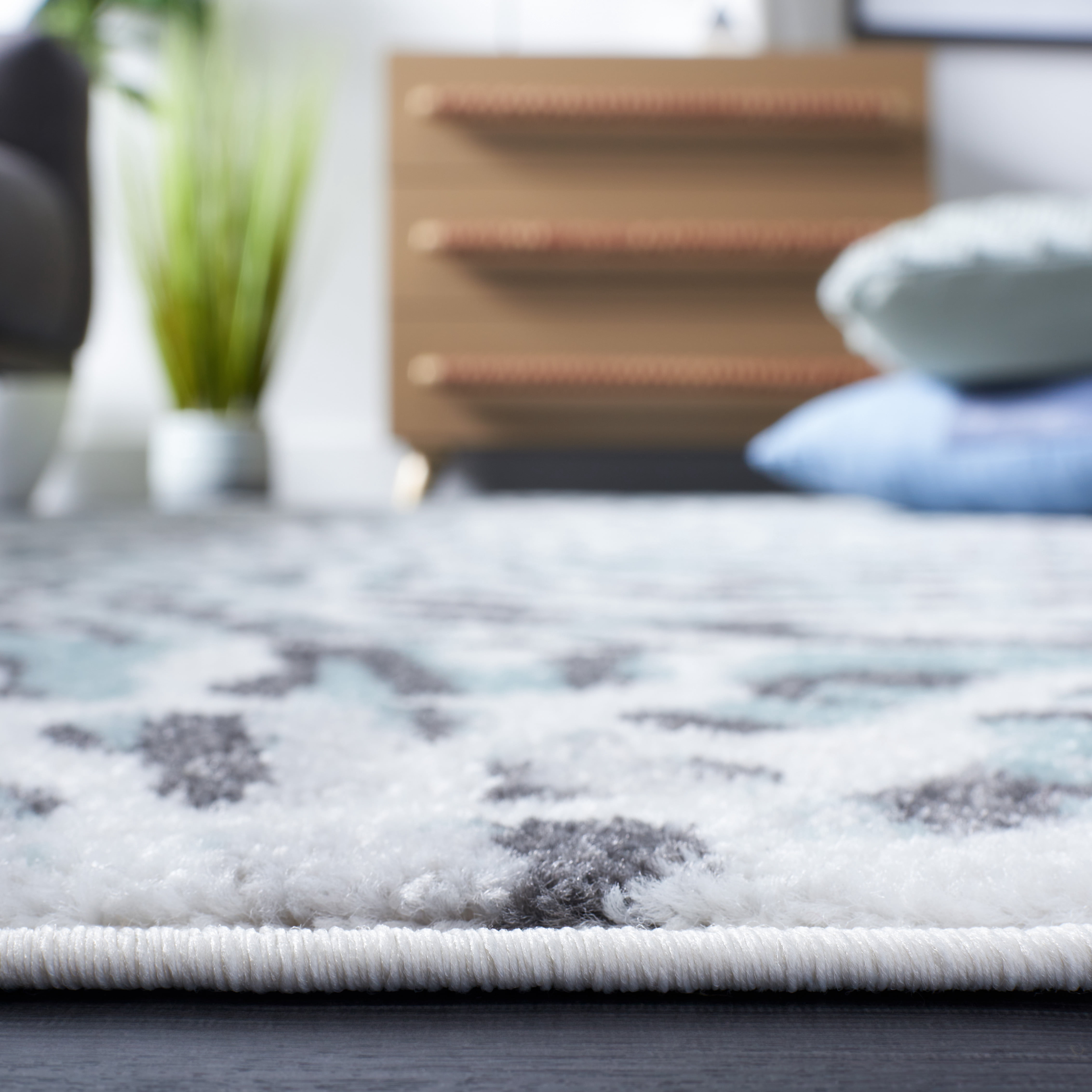 SAFAVIEH Amsterdam Ruby Animal Area Rug, Ivory/Teal, 6'7" x 9'2"