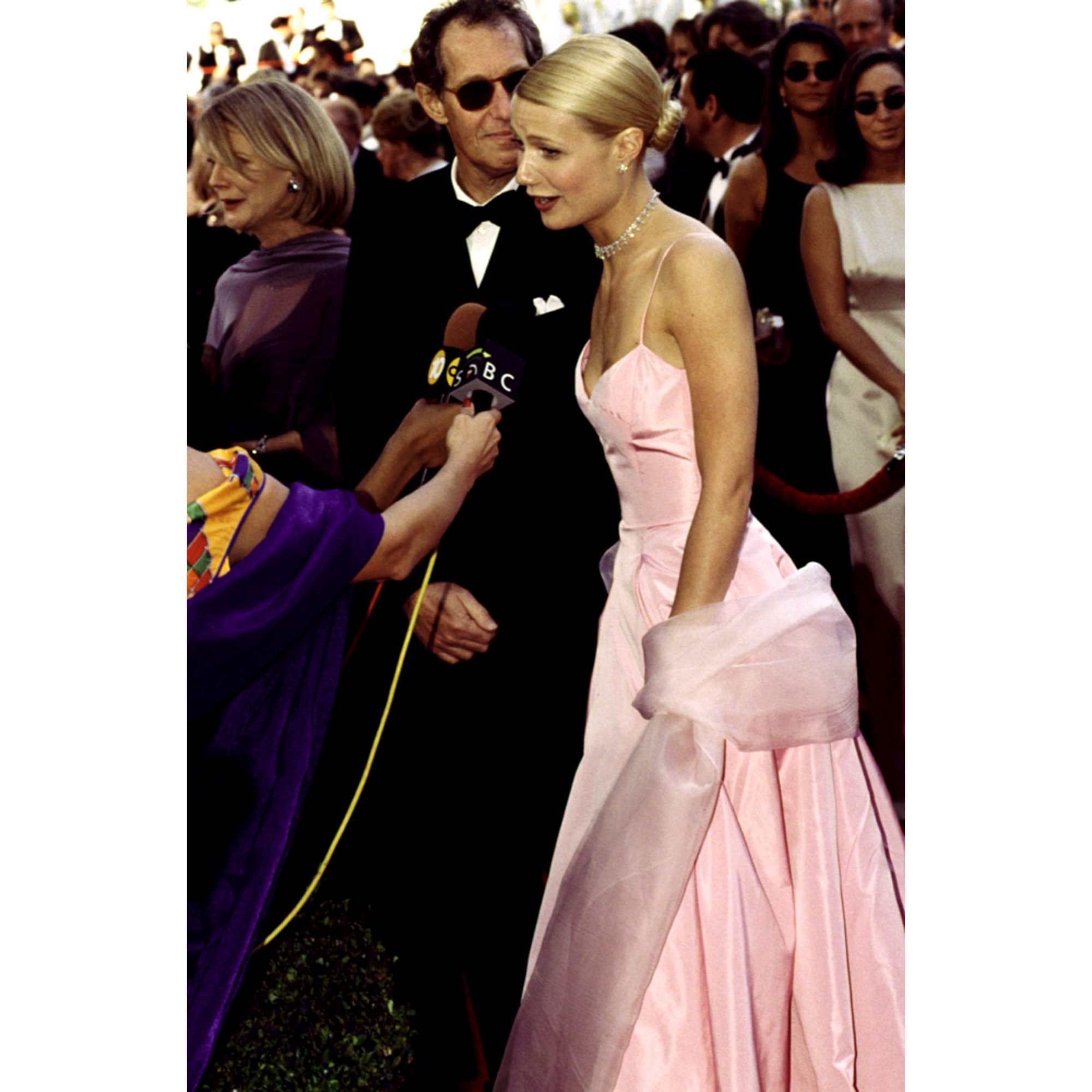 Gwyneth Paltrow In Gown By Ralph Lauren With Her Parents Being Interviewed  On Entering The Academy Awards, March, 1999 Celebrity (16 x 20) | Walmart  Canada