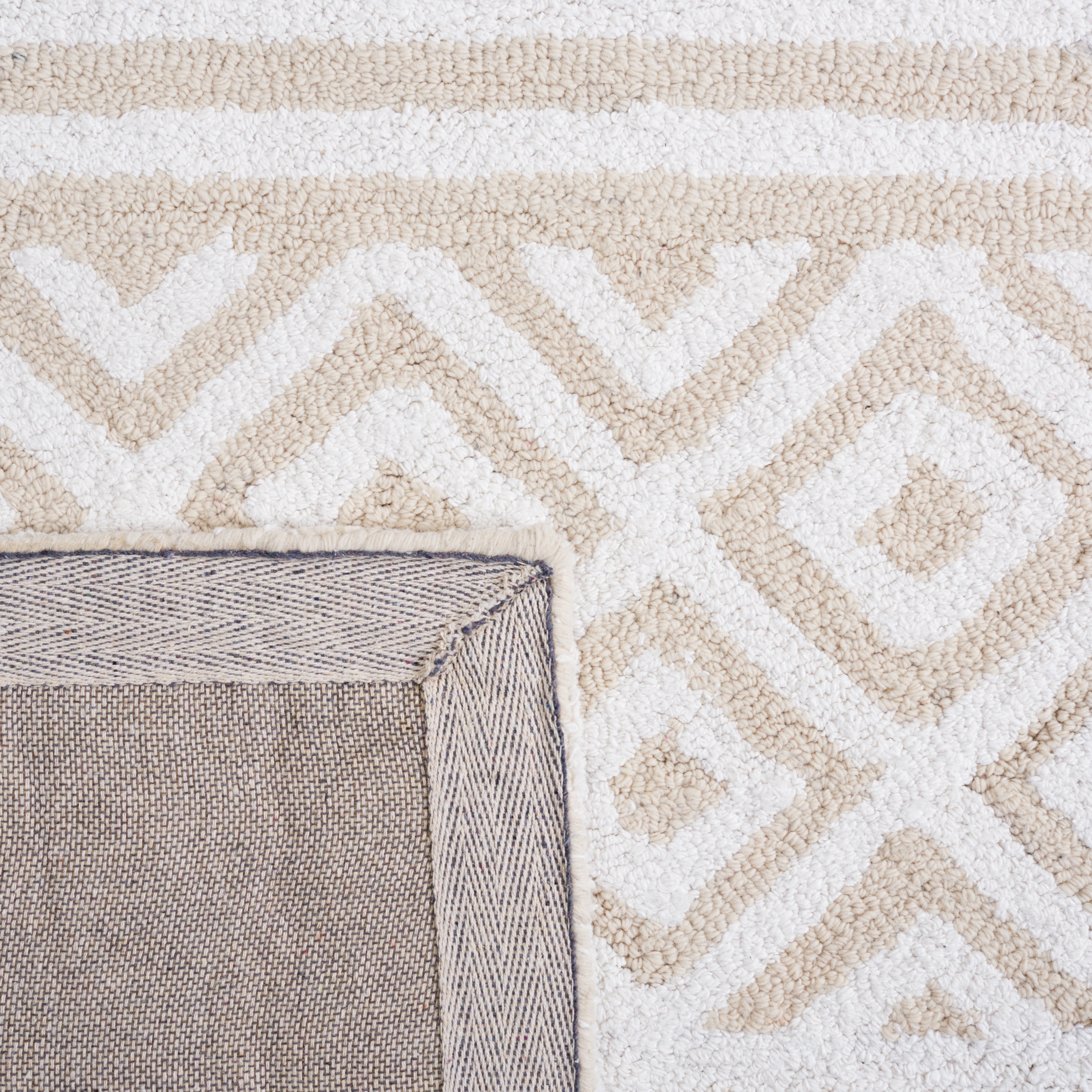 SAFAVIEH Capri Norton Southwestern Area Rug, Ivory/Beige, 6' x 9'