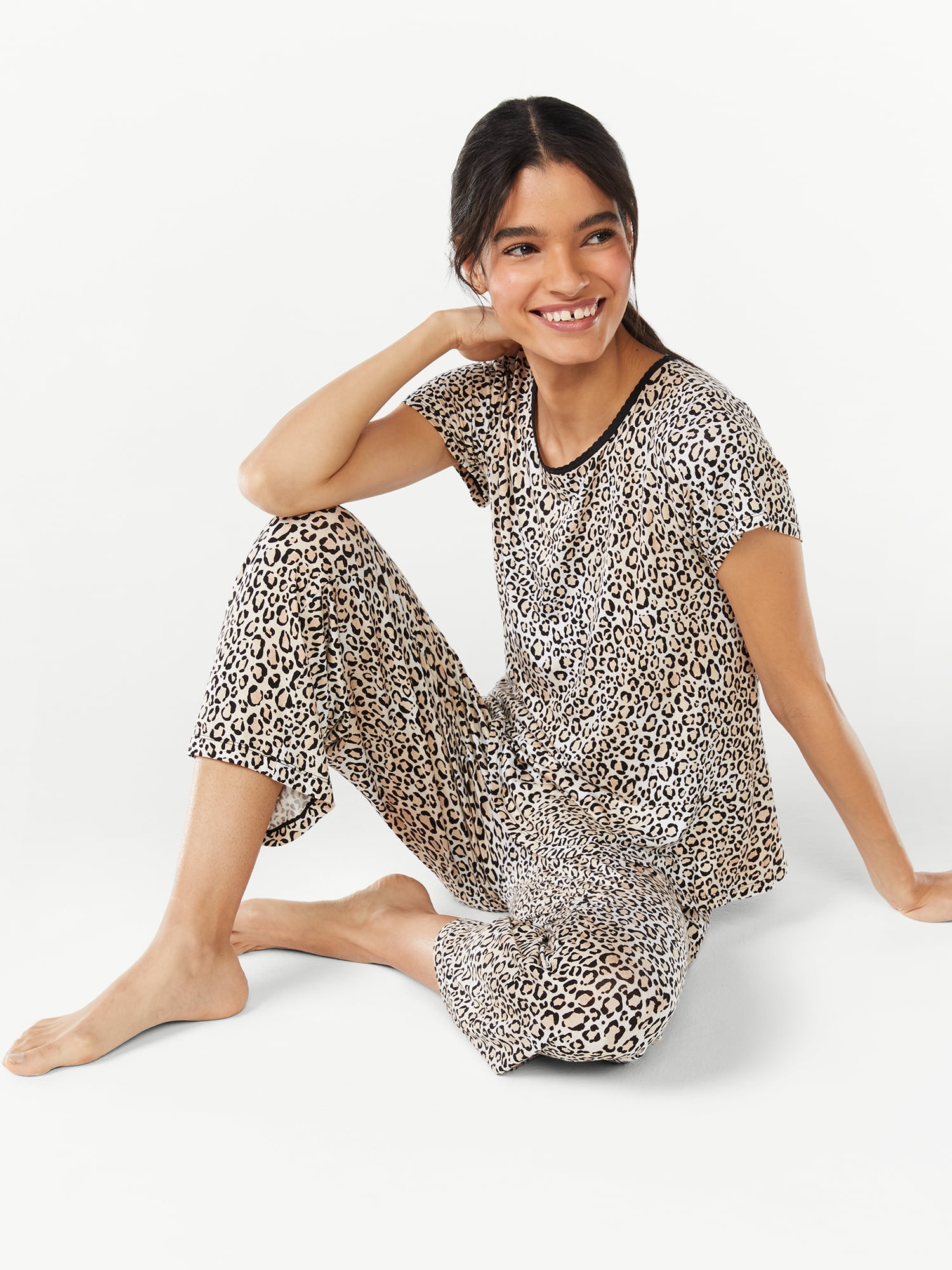 Joyspun Women's Scallop Trim Top and Capri Pants Sleep Set, 2-Piece, Sizes S to 3X