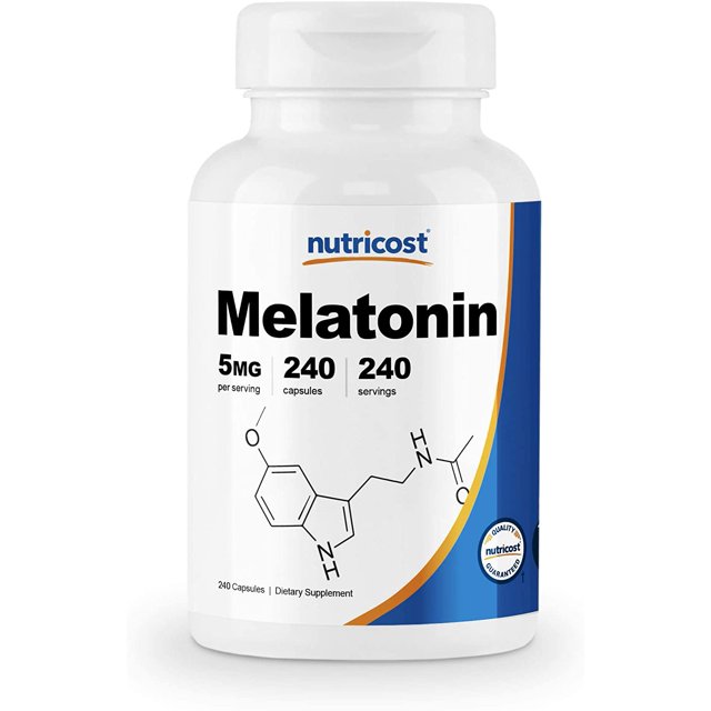 suplemento melatonina 5 mg alta calidad y alta potencia 240 cápsulas Nutricost, frasco blanco frontal con etiqueta blanca y azul que indica 5 mg por porción y 240 porciones, fórmula sin OMG y sin gluten, ilustración de la estructura química y sello de calidad, tapa de rosca; opción común como suplemento para el sueño, tomar 1 cápsula al día según indicación.