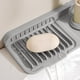 thumbnail image 5 of Tapete de Drenaje de Silicona para Fregadero de Cocina y Grifo de Baño | Protector Contra Salpicaduras con Botón Antideslizante | Diseño de Ondas Elevadas Duradero para Un Secado Rápido. Tapete de Al, 5 of 6