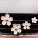 thumbnail image 5 of Clip de aromaterapia para salida de aire de automóvil, lindas flores de margaritas, aleación de metal, suministros de decoración de tobera con un paquete de tabletas de fragancia, 5 of 5
