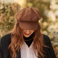 thumbnail image 4 of Gorra de invierno cálida con visera para mujer, boina de lana, gorro de pintor con visera, 4 of 6