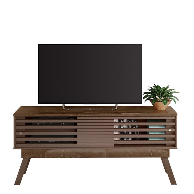 moveis mueble para tv de hasta 65" frizz imperial 180 con puertas corredizas - imperial / sepia moveis frizz imperial 180 vista frontal de mueble para TV de 180 cm en tono imperial/sepia; estructura baja sobre patas inclinadas, dos nichos laterales con puertas corredizas de lamas horizontales y mangos de madera maciza, tablero superior con televisor y planta decorativa, base con veta tipo mármol; adecuado para ocultar dispositivos electrónicos y también usado como consola de almacenamiento en salas pequeñas.