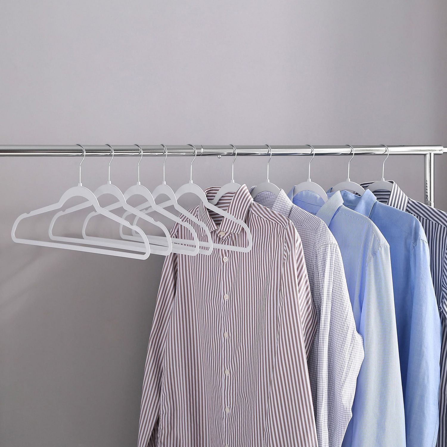 Mainstays Lot de 10 cintres fins en plastique pour adultes, lot de 10, blanc, plastique durable, léger, design peu encombrant Taille du cintre: 44.3cmx0.51cmx24.2cm; Durable et léger;