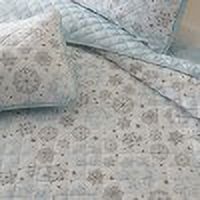 Snowflake Microfiber Reversible Quilt Set with Shams (King, Snowflakes)