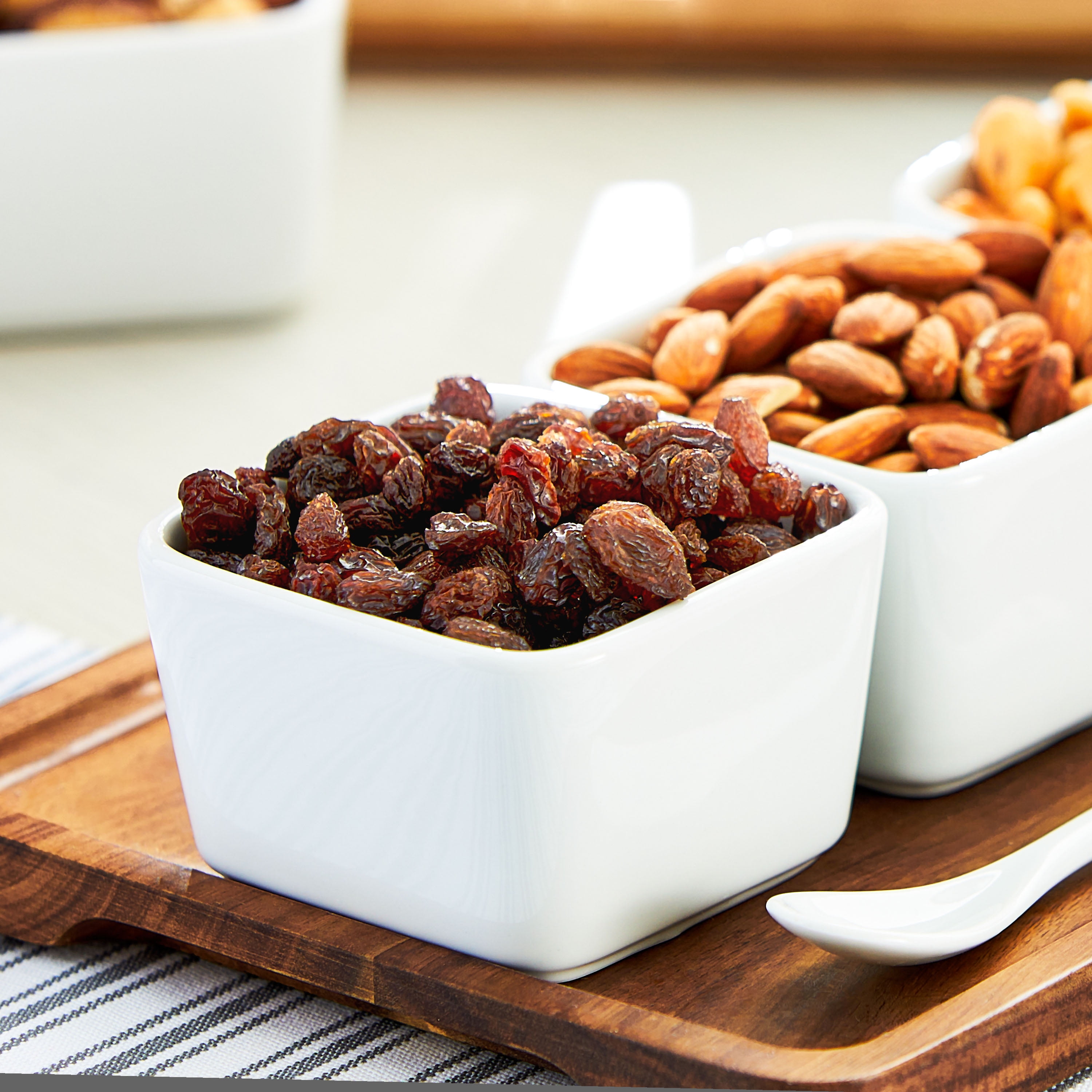 (2 pack) Great Value Sun-Dried Raisins Canister, 20 oz (1lb 4oz) 567g
