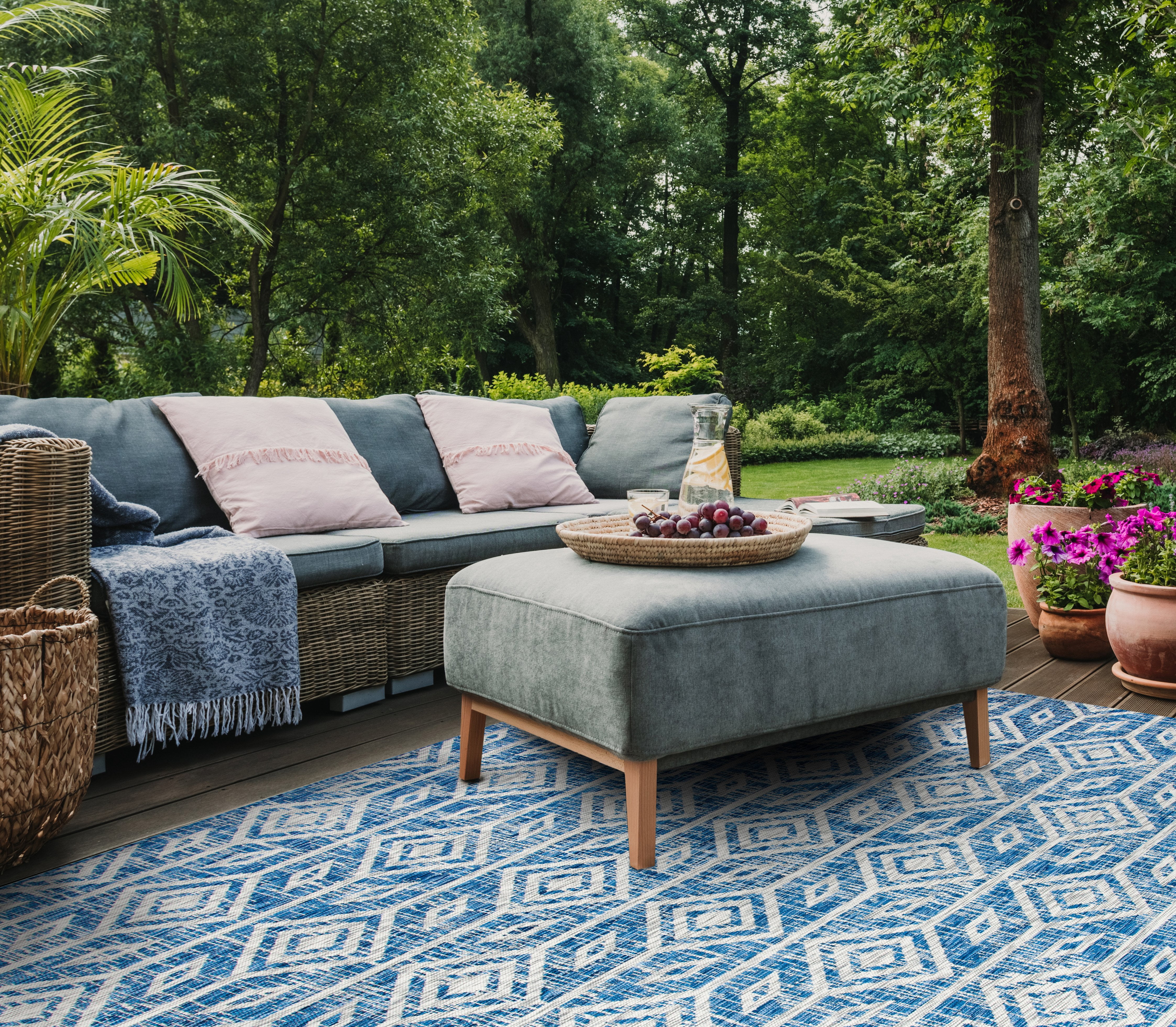 SAFAVIEH Courtyard Beckah Geometric Indoor/Outdoor Area Rug, Navy/Grey, 6'7" x 9'6"