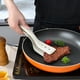 thumbnail image 4 of Freír pinza de espátula | Utensilio de cocina 2 en 1 | Silicona flexible | No Scratch | Clip inclinado para pala | Mango ergonómico | 29,5x7cm | Agarre seguro | Utensilio de cocina casero, 4 of 6