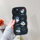 thumbnail image 2 of Funda Redmi A1 + 10 9 10A 9T 10C 9A 9C NFC A1 Note 11 9 8 11Pro 11s 10 10s 9s 10Pro Max PO CO M3 X3 Pro Mi 11T Dibujos Animados 3D Muñeca Lindo Astronauta Espacial Ondulado Borde Cubierta Suave Gao Jiahui unisex, 2 of 2