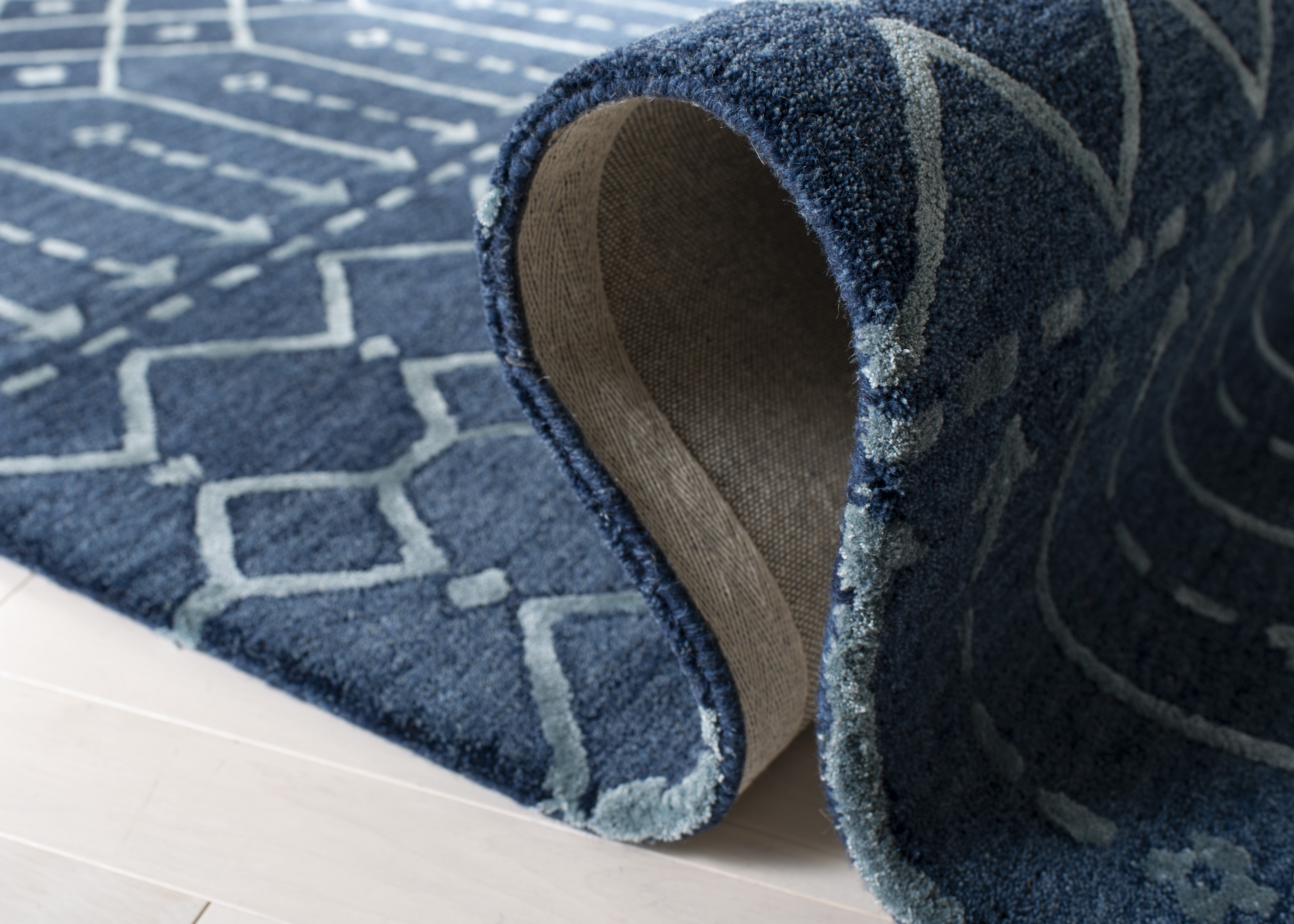 Safavieh Himalaya Darin Geometric Wool Runner Rug, Navy/Silver, 2'3" x 6'