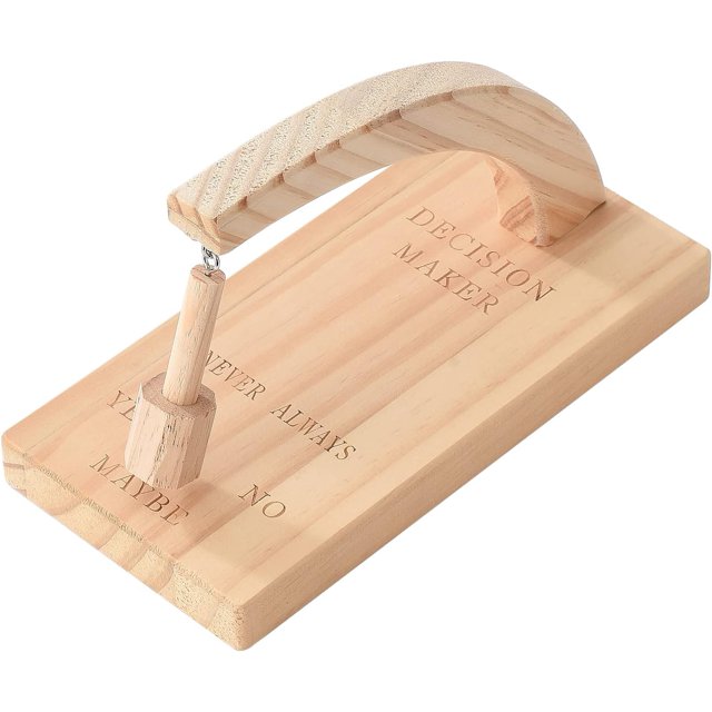 juego de mesa con péndulo de madera para tomar decisiones, creativo, magnético, para escritorio, con forma de péndulo, que se tambalea y encuentra la respuesta a tus preguntas, amarillo, 10 x 20 x 3 cm — Tablero rectangular de madera clara en vista 3/4 con texto grabado 'DECISION MAKER' y opciones grabadas en inglés ('YES', 'NO', 'MAYBE', 'NEVER', 'ALWAYS'); péndulo de madera colgante sujeto por gancho metálico y arco de soporte en madera, tamaño compacto para colocar en escritorio; adecuado como adorno o regalo práctico para personas indecisas.
