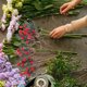 thumbnail image 3 of piezas de ramas de pino escarchadas navideñas, bayas rojas y decoración floral., 3 of 6