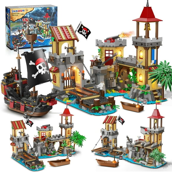 INSOON Ensemble de Construction Château de Pirate avec Lumière, 3 Modes Grande Baie de Navire de Pirates Bloc de Construction 1502 Pcs, Modèle de Construction de Maison Quai Médiévale de Pirate Jouet Déco Maison pour Adu