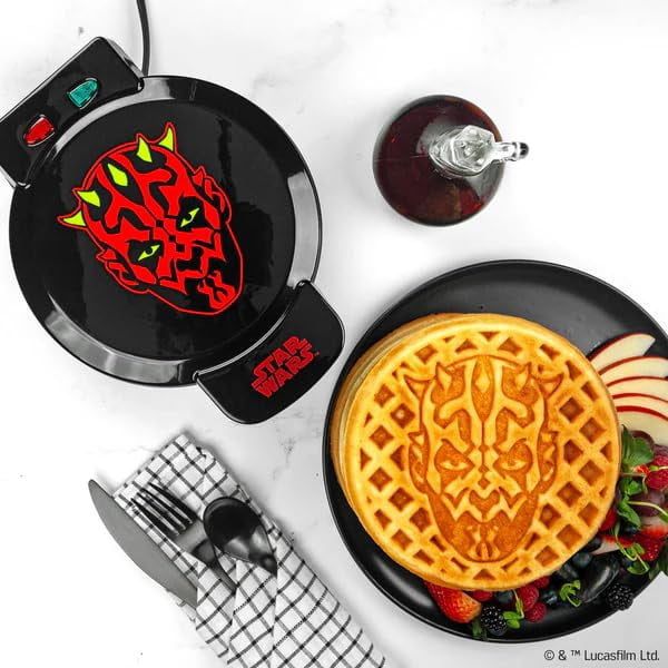 Uncanny Brands Star Wars Darth Maul Waffle Maker - El señor Sith en tus gofres