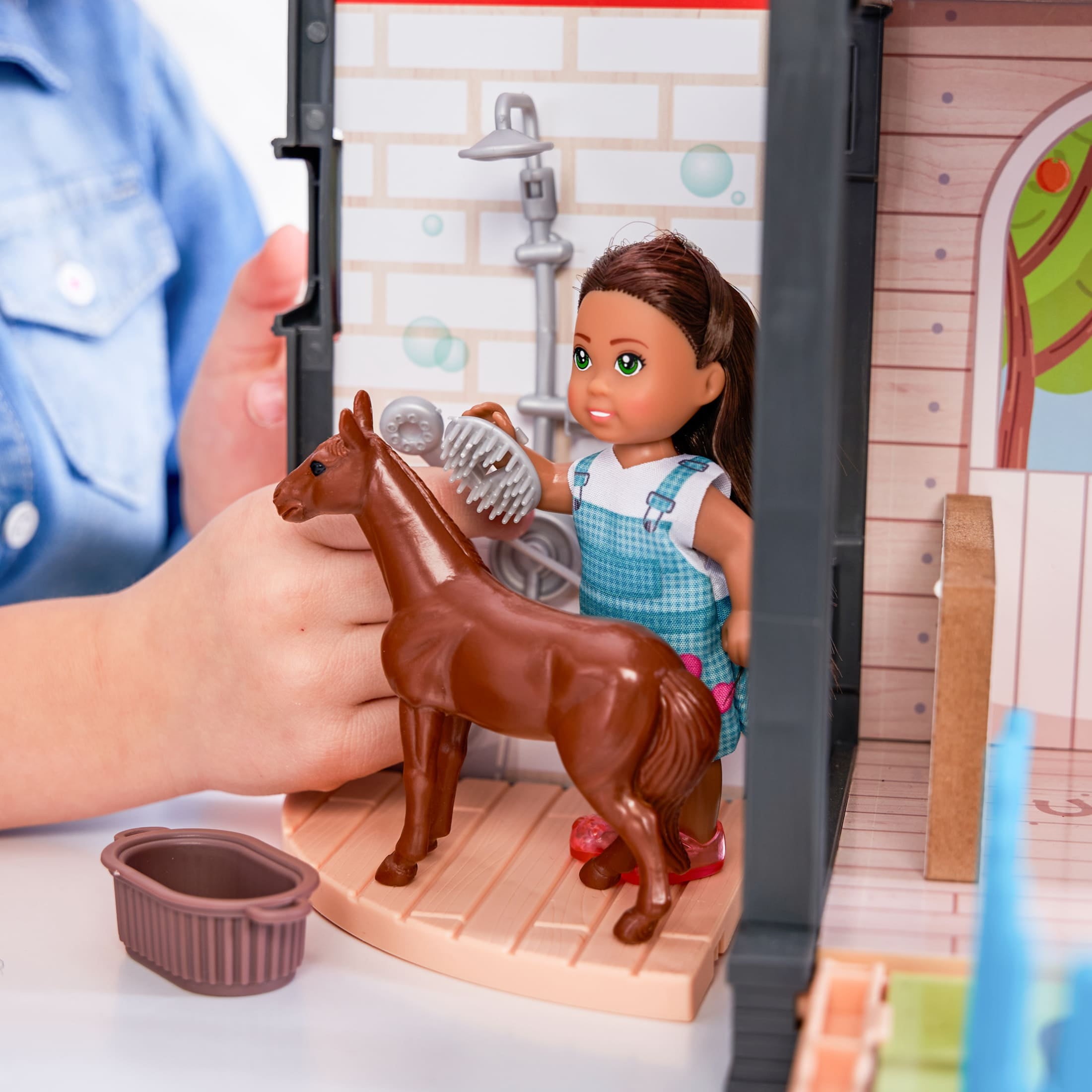 KidKraft Toteables™ Portable Barn Dollhouse with Doll Included, Storage, 30 Accessories  (图4)
