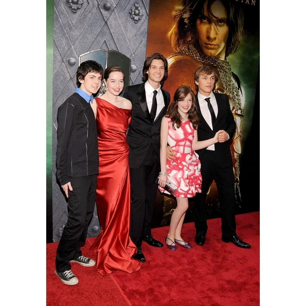 Skandar Keynes Anna Popplewell Ben Barnes Georgie Henley William Moseley At  Arrivals For The Chronicles Of Narnia - Walmart Business Supplies, image size:1000x1000