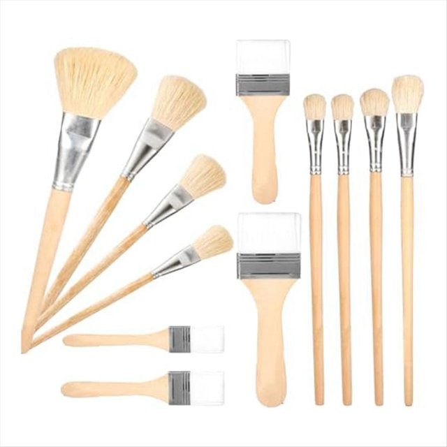 juego de brochas doradas de 12 piezas, set multicolor con 12 pinceles de cerdas de pelo de cabra y mangos de madera de abedul, composición frontal con cabezales finos a gruesos: brochas tipo fregona anchas, pinceles redondos pequeños y paletas planas con protector, sobre fondo blanco, para aplicar lámina dorada, mezclar y suavizar en manualidades; a menudo usado también como plumero para limpieza fina de superficies.