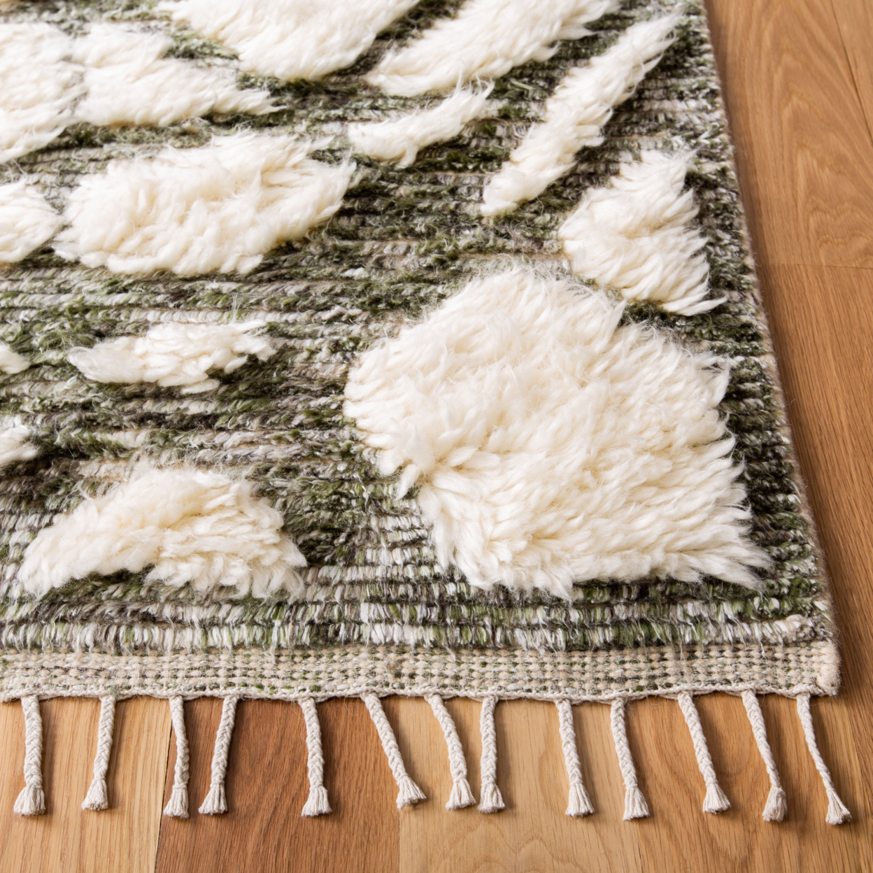 SAFAVIEH Manhattan Tarah Abstract Distressed Area Rug, Ivory/Sage, 4' x 6'