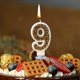 thumbnail image 5 of Candela de cumpleaños con número de macaron dorado • Topper de pastel de cera dorada metálica • Decoración de fiesta de lujo con diseño de cuentas perladas • Candela dorada de un solo dígito 9x6 cm, 5 of 6