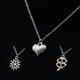 thumbnail image 2 of Colgante de trébol de cuatro hojas de corazón de copos de nieve estéticos, collar de acero inoxidable, delicado, regalos de Navidad de invierno, joyería de moda, 2 of 4