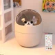 thumbnail image 1 of Bote de basura pequeño con tapa, creativo y bonito estilo Ins para el hogar, para dormitorio, escritorio, caja de almacenamiento, soporte para bolígrafos, regalo de una pegatina, 1 of 6