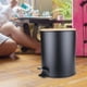 thumbnail image 3 of Mini bote de basura para baño con tapa de bambú, contenedor de basura redondo con escalón 5L Negro, 3 of 9