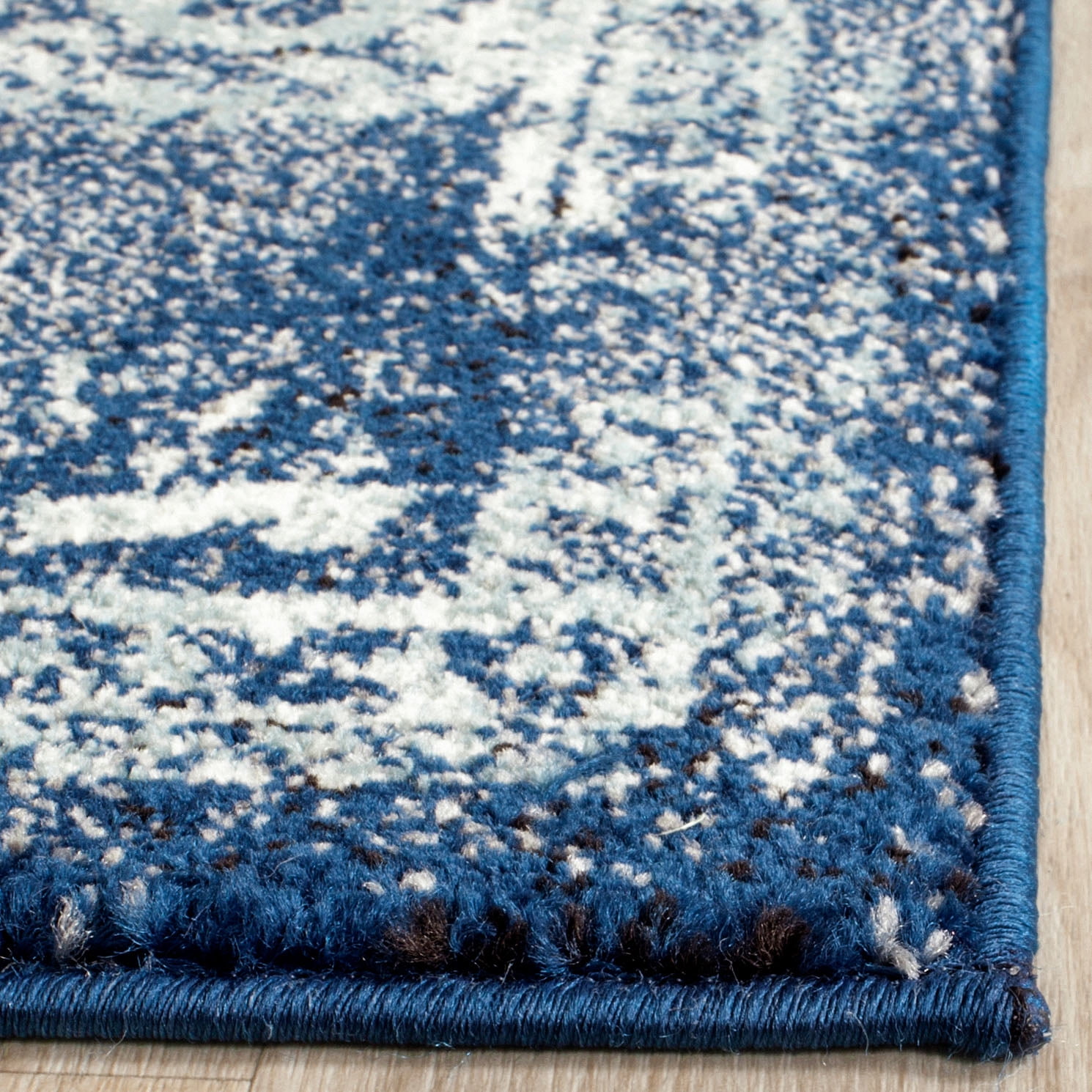 SAFAVIEH Area Rug 5'3"x7'6" - Evoke Collection - Traditional Design, Navy & Ivory, Non-Shedding & Easy Cleaning, Ideal for Living Room, Bedroom, Dining Space