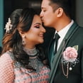 thumbnail image 5 of Conjunto de ramillete y boutonniere de novia en color burdeos y rojo con flores para la mano de la dama de honor para boda, 5 of 5