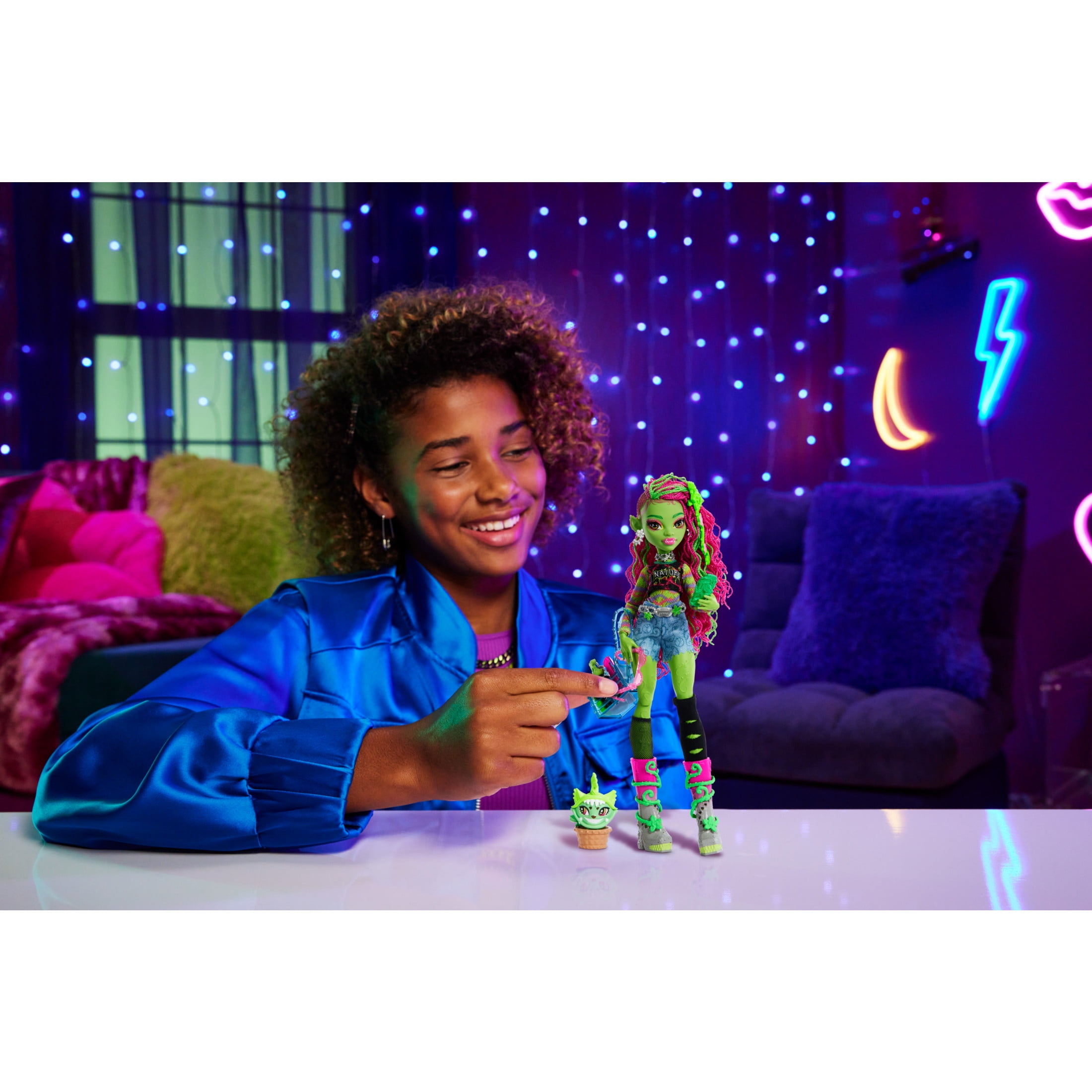 Monster High Venus McFlytrap Fashion Doll with Pet Plant Monster Chewlian & Accessories, Collectible