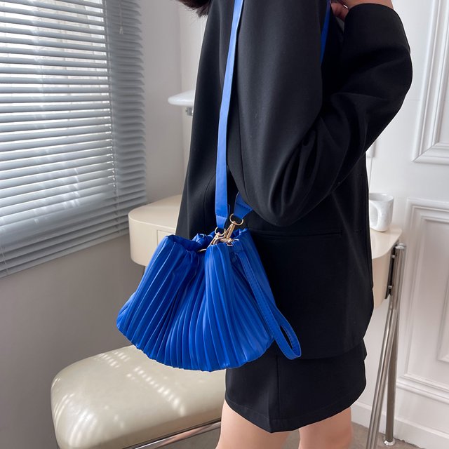 Bolsa cruzados de hombro plisados a la moda de mujer de cuero PU (Azul) Likrtyny Para Estrenar