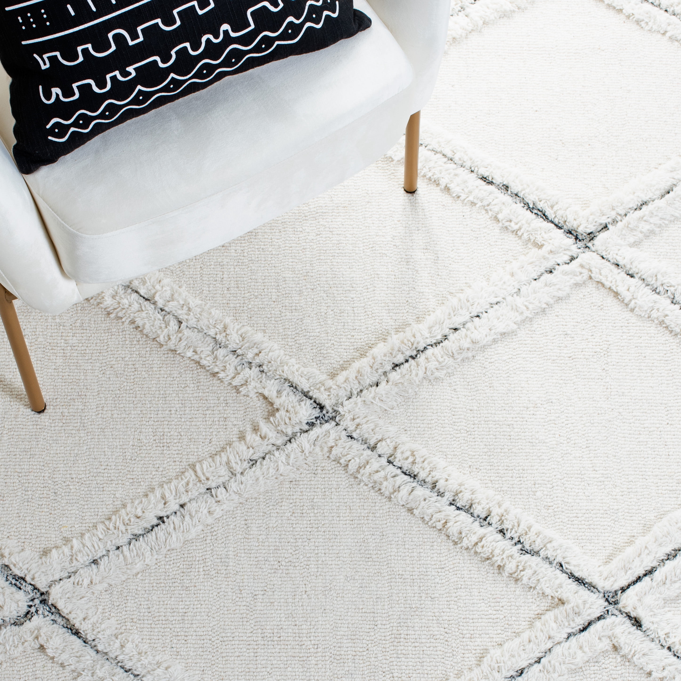 SAFAVIEH Casablanca Jaymz Diamond Area Rug, Ivory, 5' x 8'