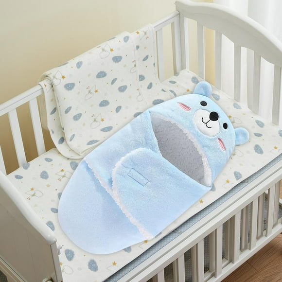 El bebé recién nacido está envuelto en el edredón envolvente del paquete de invierno