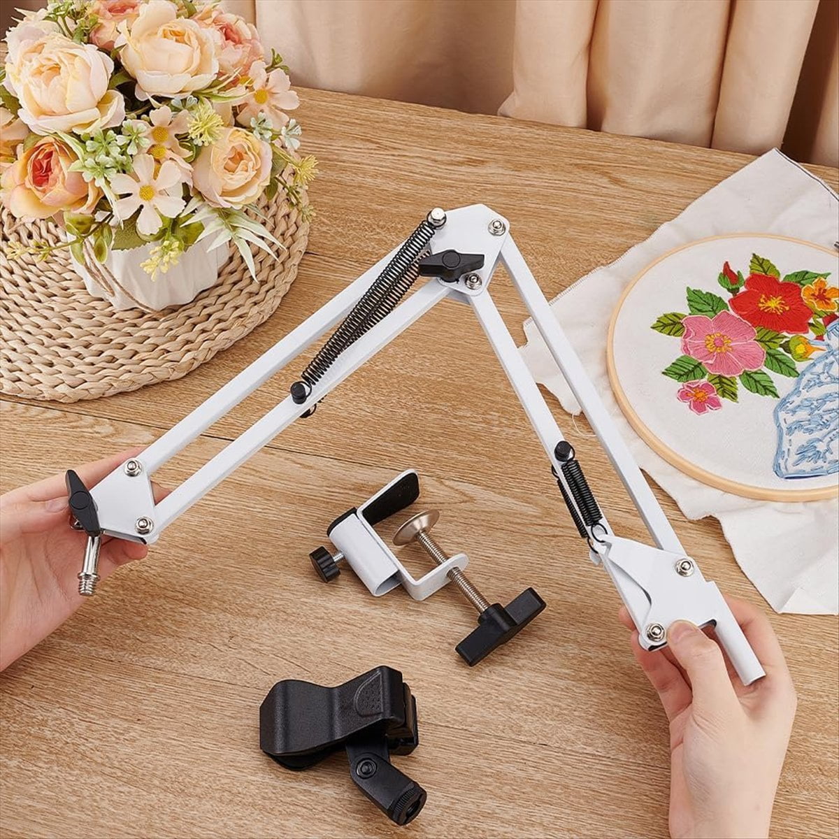 White Embroidery Stand Kit 8mm Hole Hand 360 Degree Rotating for Hoop
