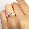 thumbnail image 5 of JeenMata Anillo de Bodas con Trío de Halo de Moissanita y Morganita Talla Cojín de 1,75 Quilates en Oro Rosa, 5 of 5