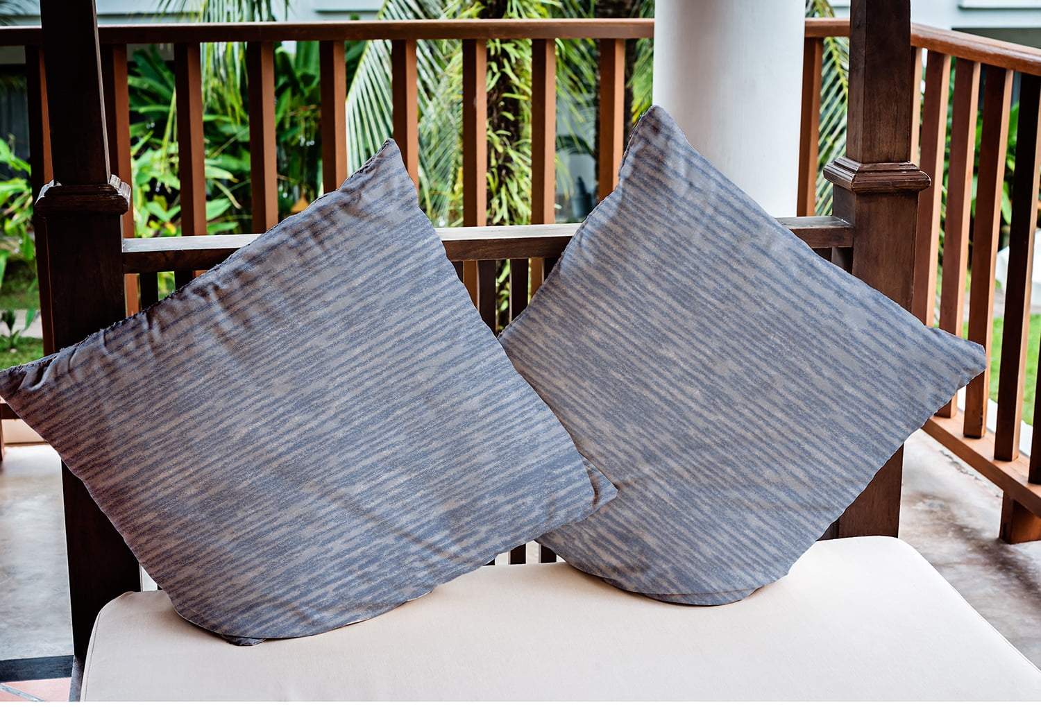18"x18" Simply Daisy Marled Knit Poly Indoor/Outdoor Pillow, Blue Qty 1