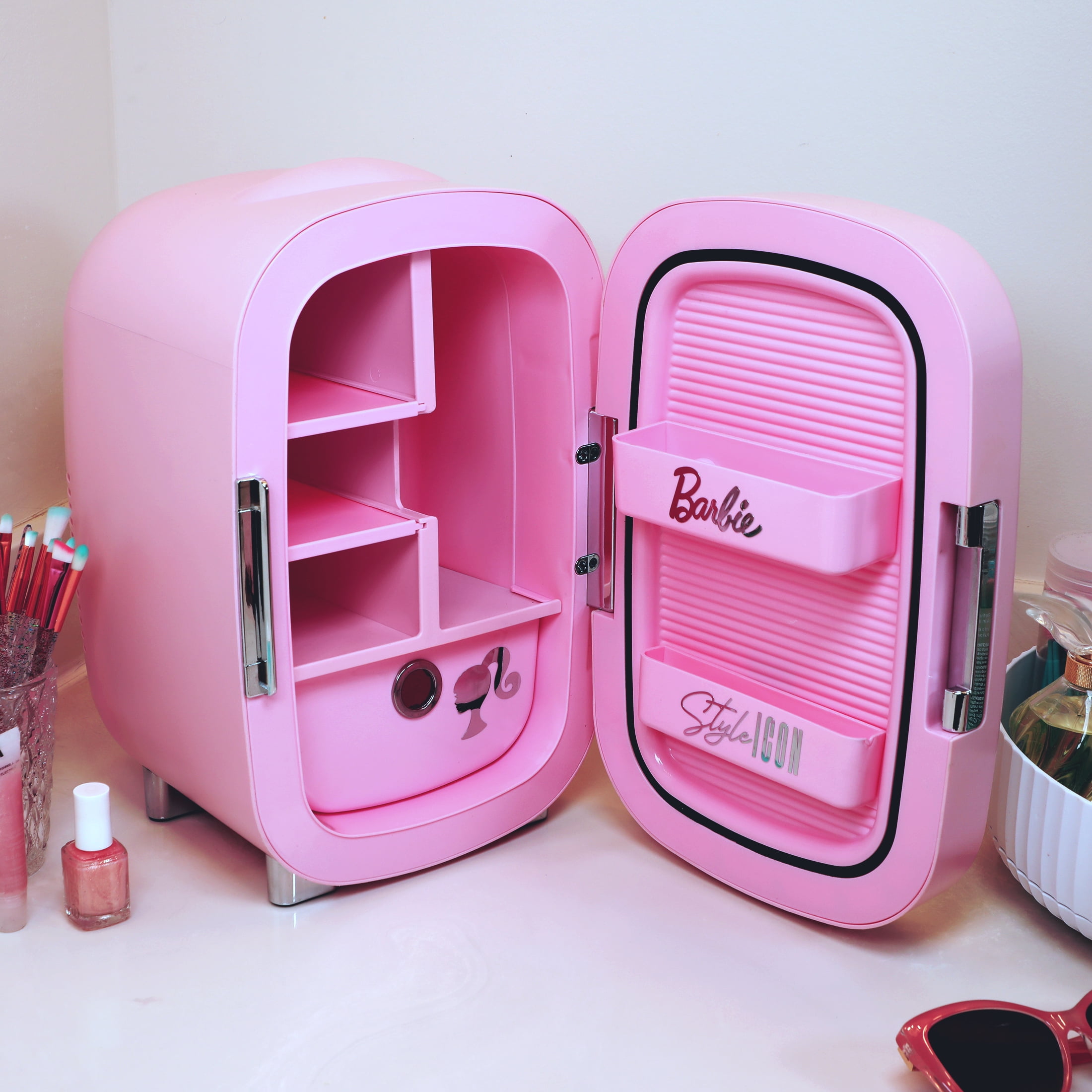 Magnet for Sale mit Pink Makeup Mini Kühlschrank von Nabibibi