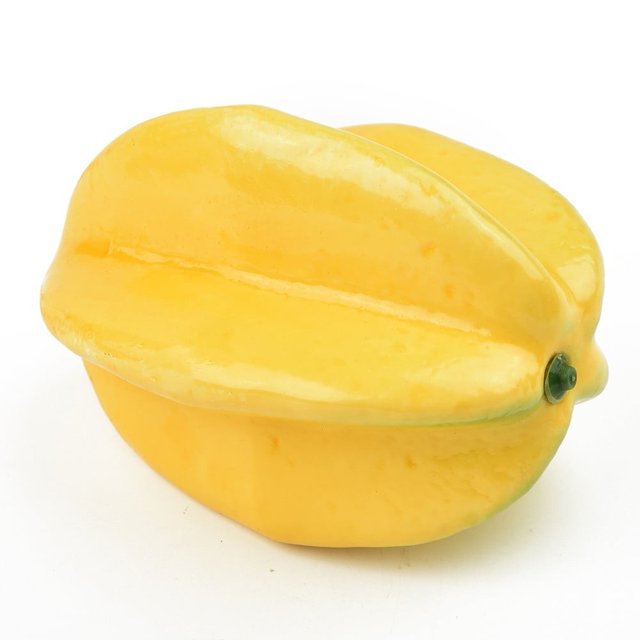 variedad de frutas artificiales de plástico, frutas falsas para la mesa de la cocina, decoración del hogar, carambola frontal, carambola artificial amarilla con acabado brillante y cinco costillas visibles, textura lisa de plástico y pequeño tallo verde, fondo blanco; se suele usar como adorno de mesa o en arreglos florales.