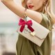 thumbnail image 1 of Fiudx Llavero con Cadena de Perlas, Elegante Diseño de Lazo y Cadena, Extensor Versátil para Correa de Bolso, Accesorio Moderno para Bolso, Regalo Elegante para Mujer, Tamaño Compacto, Fácil de Poner, 1 of 4