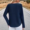 thumbnail image 4 of Camiseta de Mujer con Encaje de Piña y Costuras, Color Liso, Larga, Cuello Redondo, Informal. Azul Marino S, 4 of 7