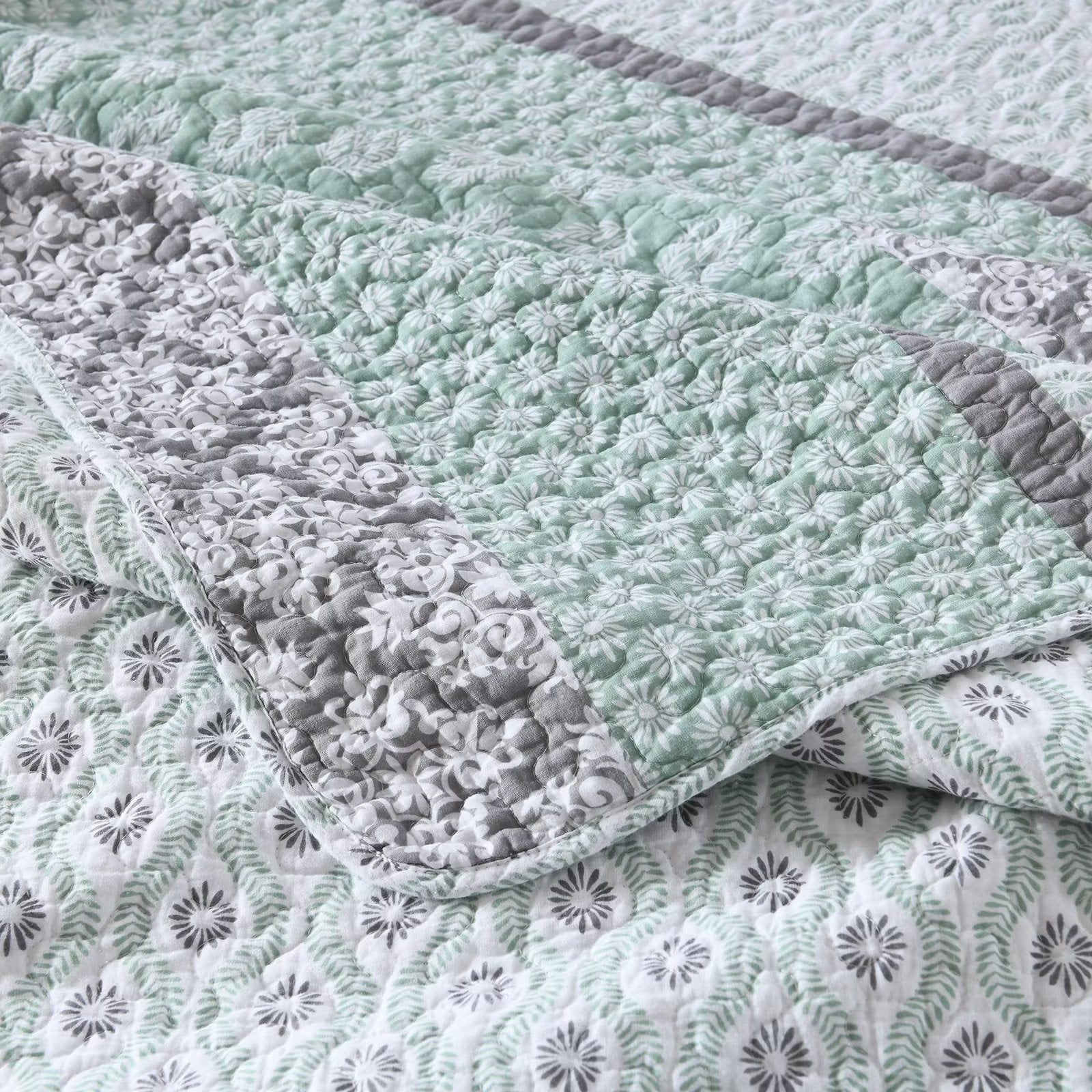 Bedduvit King Size Quilt Set, 100% Cotton Green Gray Spring Floral Striped Farmhouse Summer Bedspread King, Reversible Lightweight Bedding Quilt Set for King Bed, All Season 3-Piece (Green, 98"x106")