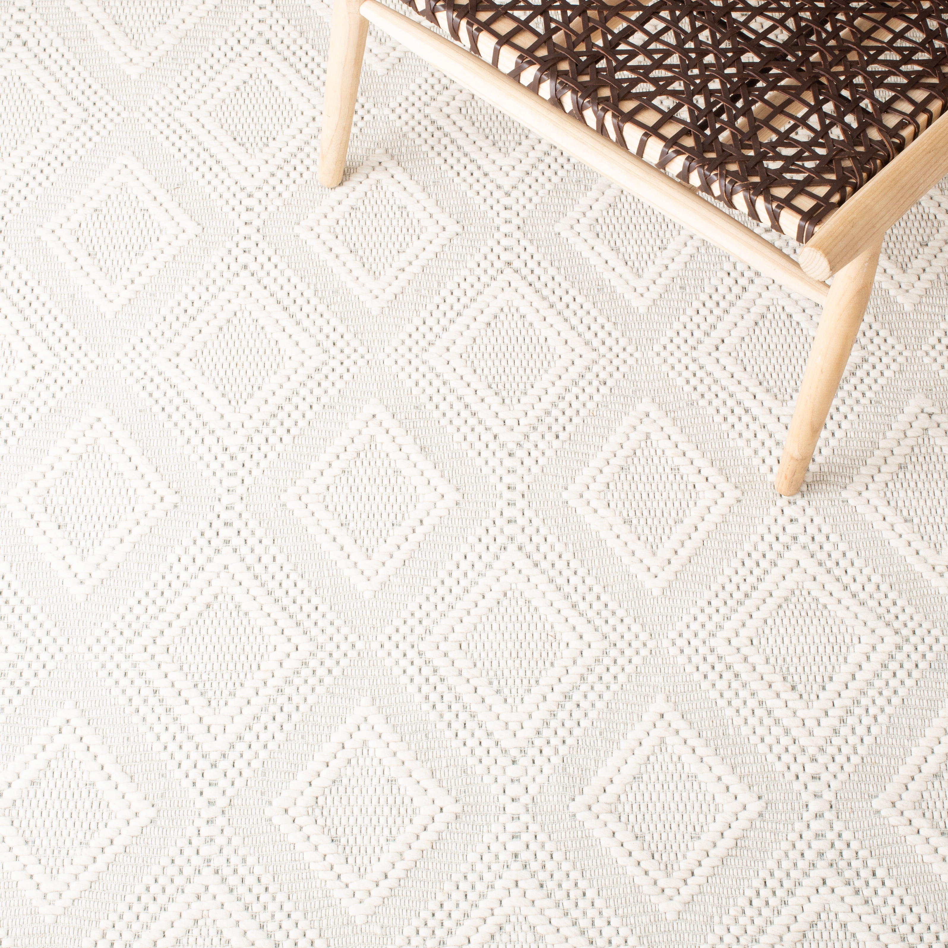 SAFAVIEH Marbella Kieron Diamond Runner Rug, Ivory, 2'3" x 8'