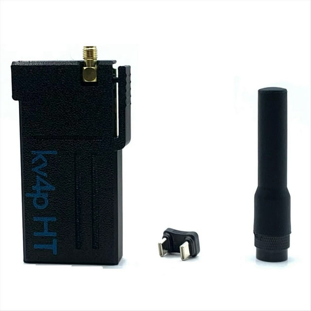 nueva radio vhf uhf kv4p ht homebrew para teléfono android, transceptor de radioaficionado v2.0 — Módulo Kv4p HT V2.0 frontal en negro con texto lateral azul “kv4p HT”, con conector SMA dorado en la esquina superior y clip lateral; a la derecha antena negra desmontada y un pequeño adaptador USB-C delante sobre fondo blanco. Diseño de bolsillo para conectar al puerto USB-C del teléfono; adecuado para comunicaciones VHF/UHF con PTT y mensajería APRS según especificaciones.