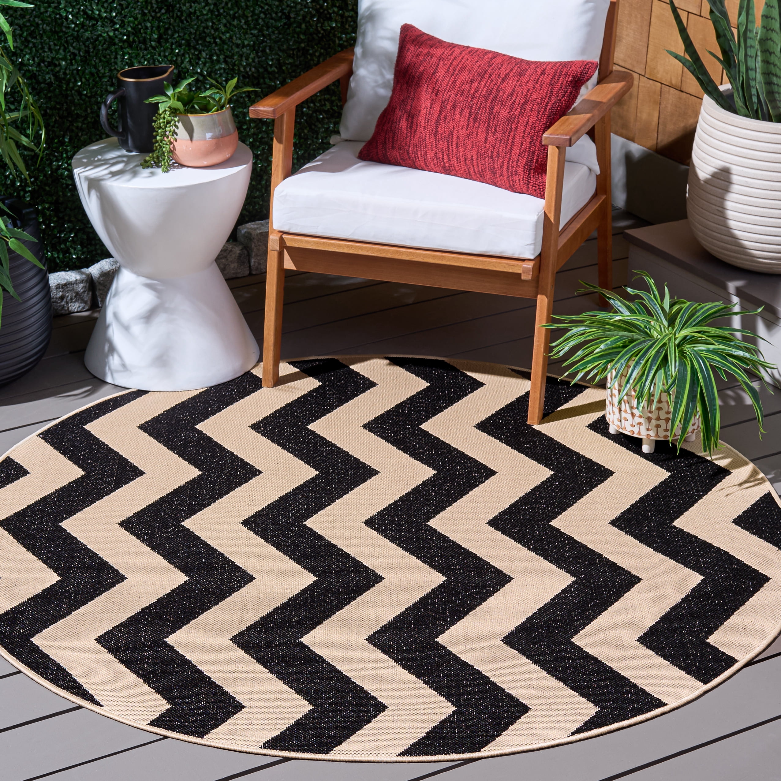 Safavieh Courtyard Ayden Chevron Indoor/Outdoor Area Rug, Black/Beige, 5'3" x 5'3" Round
