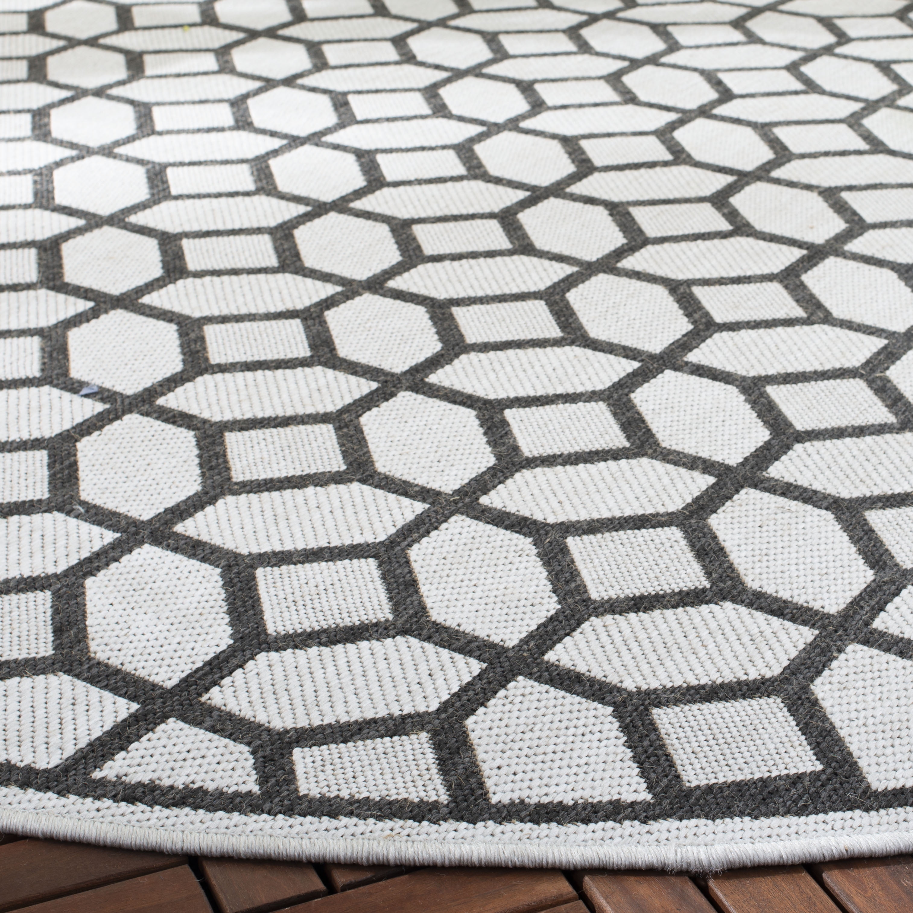 SAFAVIEH Beach House Kadri Geometric Indoor/Outdoor Area Rug, Light Grey/Charcoal, 6'7" x 6'7" Round