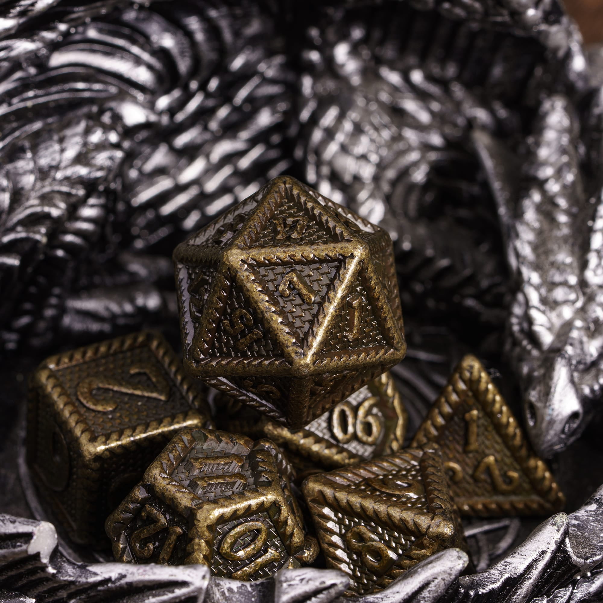 Cusdie Metal DND Dice Set, 7 die Metal Polyhedral D&D Dice Set Serrated Edge Dice for DND Dungeons and Dragons TTRPG Role Playing Games