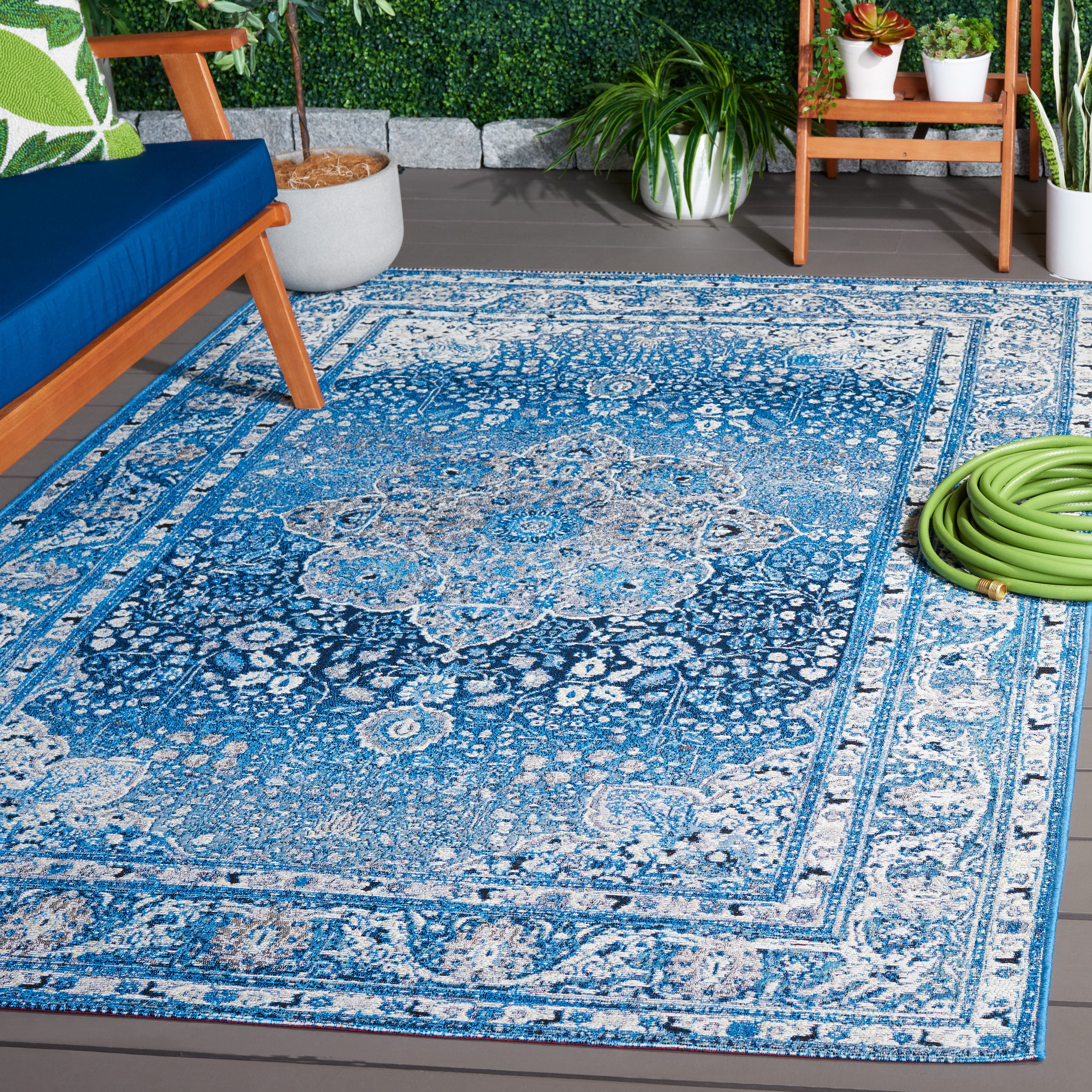 SAFAVIEH Barbados Paolo Traditional Indoor/Outdoor Area Rug, Blue/Ivory, 4' x 6'