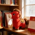 thumbnail image 3 of Encanto cultural: La mascota del Año del Caballo 2026 está diseñada en un estilo tradicional chino, con sillas de montar bordadas y crines de hilo dorado, que encarnan el estilo de las pinturas de cab, 3 of 6