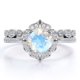 thumbnail image 1 of JeenMata Anillo Nupcial de Piedra Lunar Arcoíris Facetada Estilo Princesa de 1,5 Quilates y Moissanita con Vástago en V Engastado en Oro Blanco de 18 K sobre Plata, 1 of 6